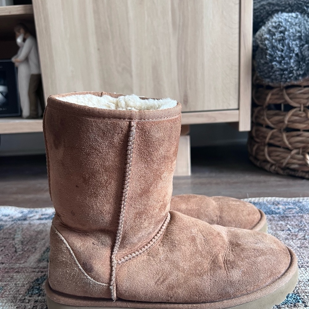 UGGS - Picture 2 of 4